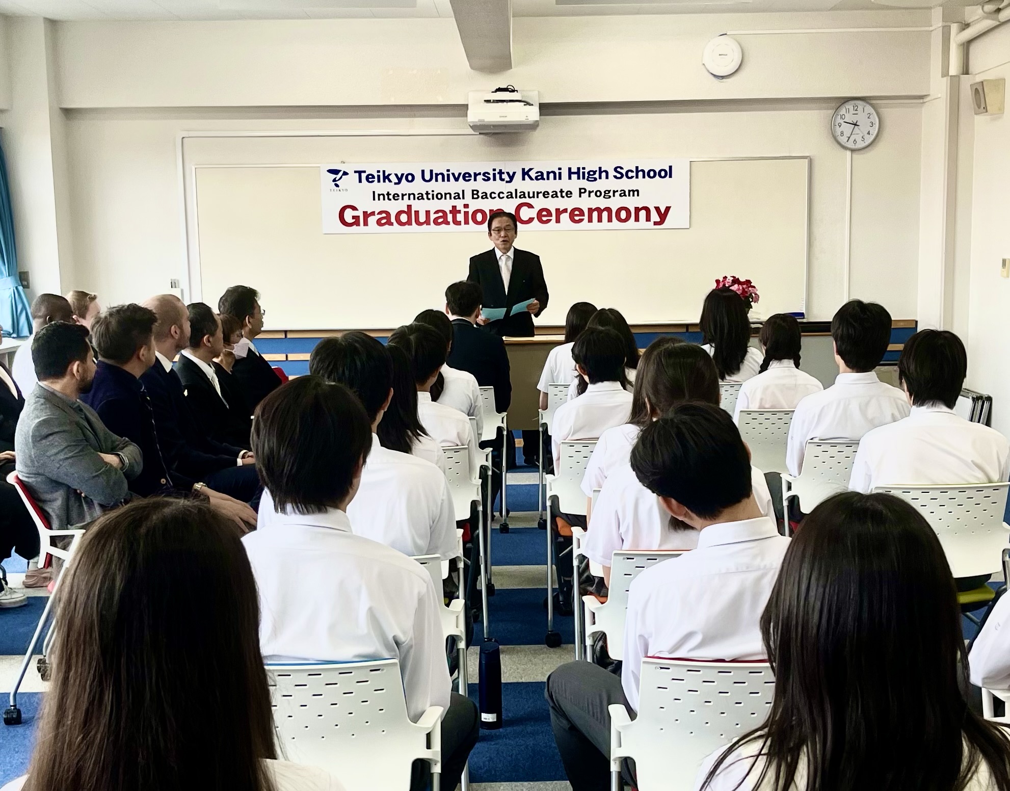 We held a graduation ceremony for the graduating students.