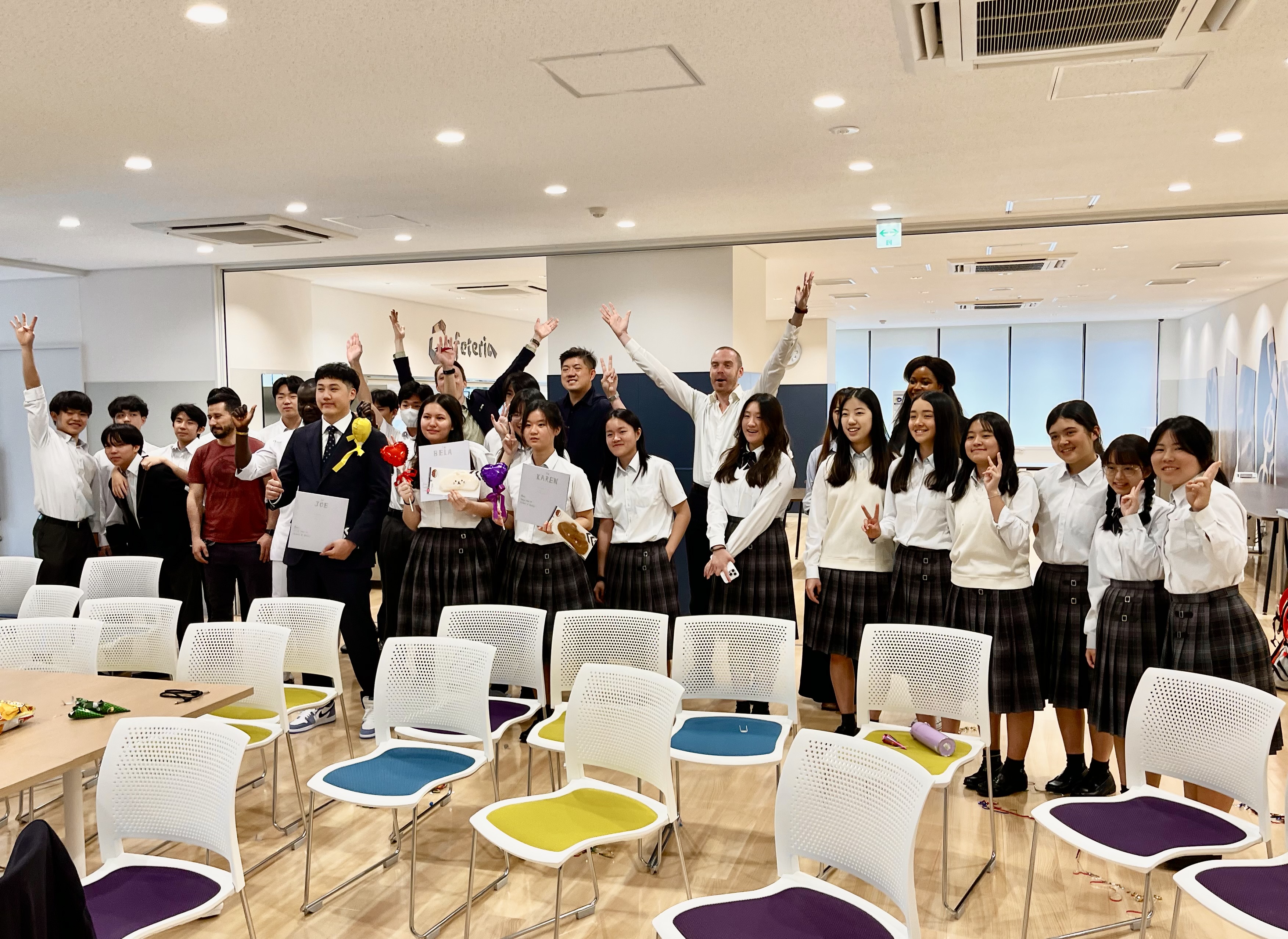 We held a graduation ceremony for the graduating students.
