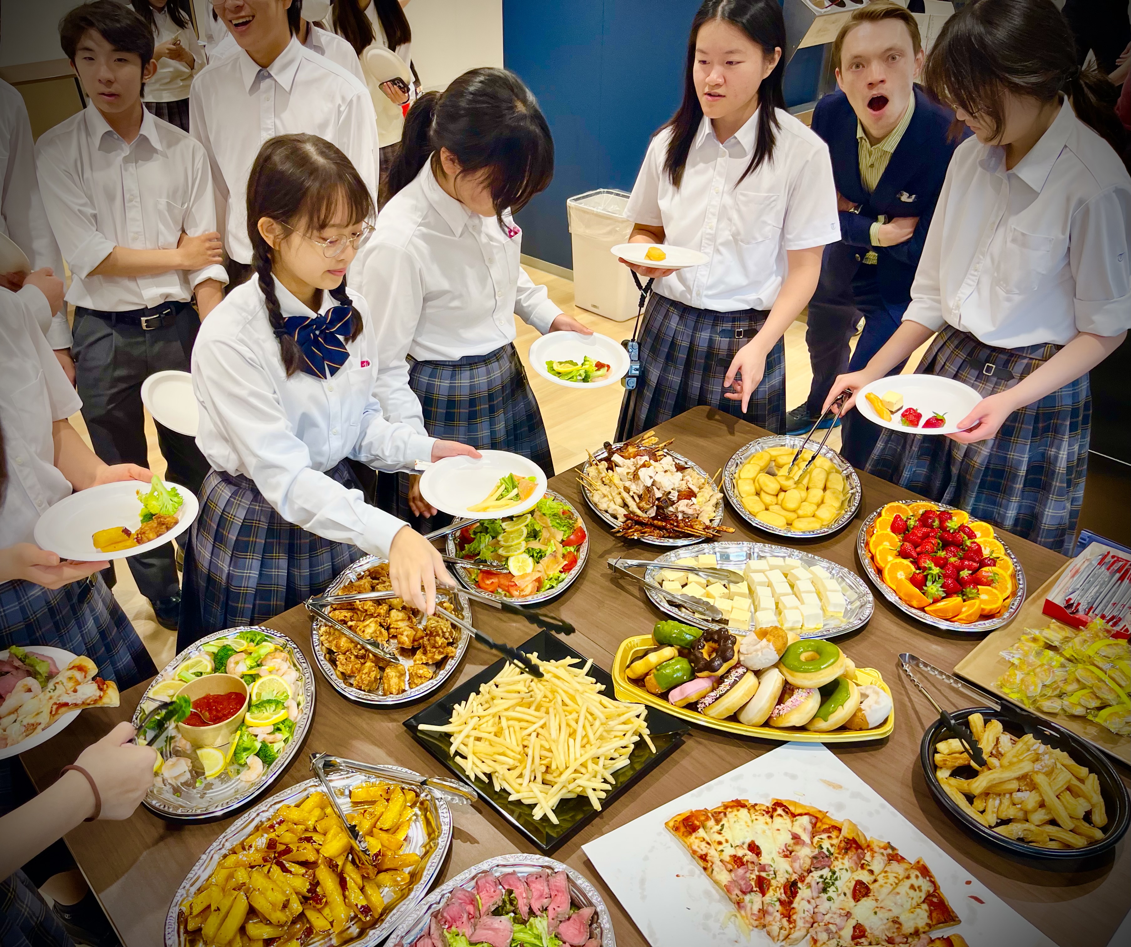 We held a graduation ceremony for the graduating students.